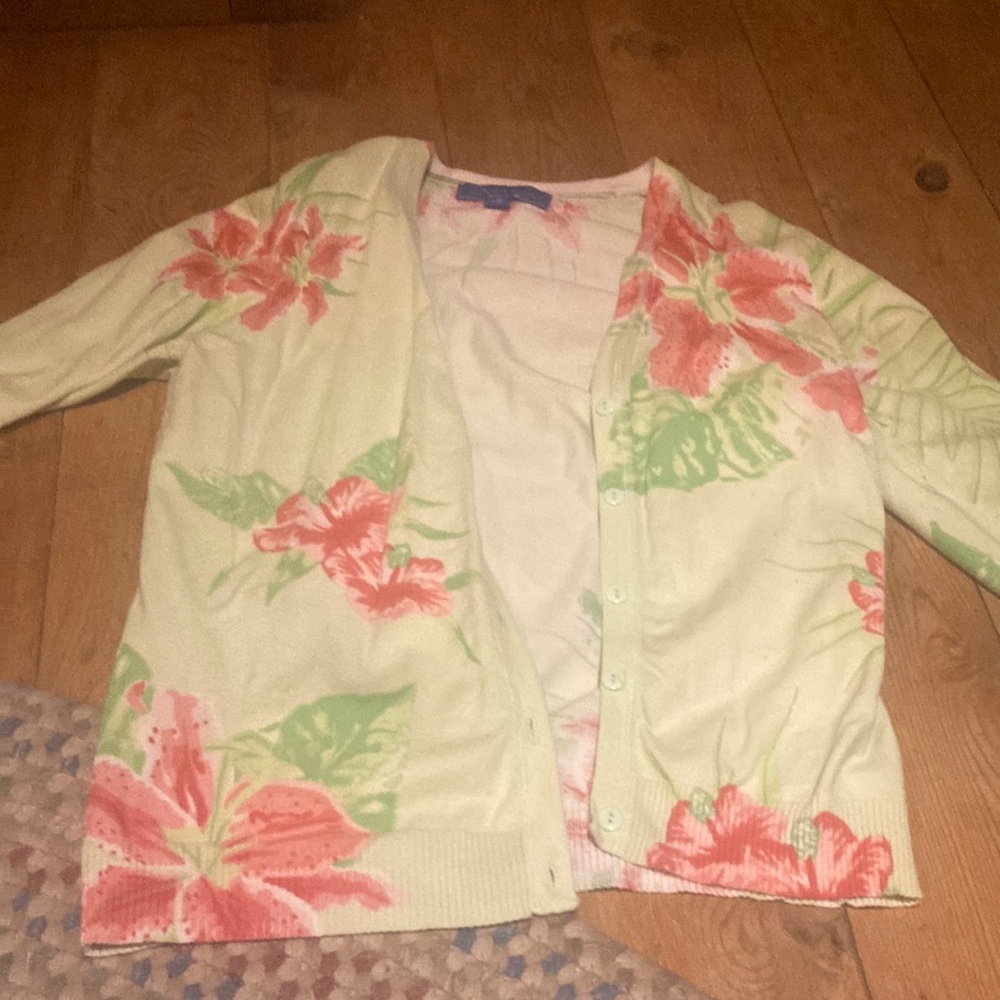 Adorable floral sweater hibiscus Hawaiian print.